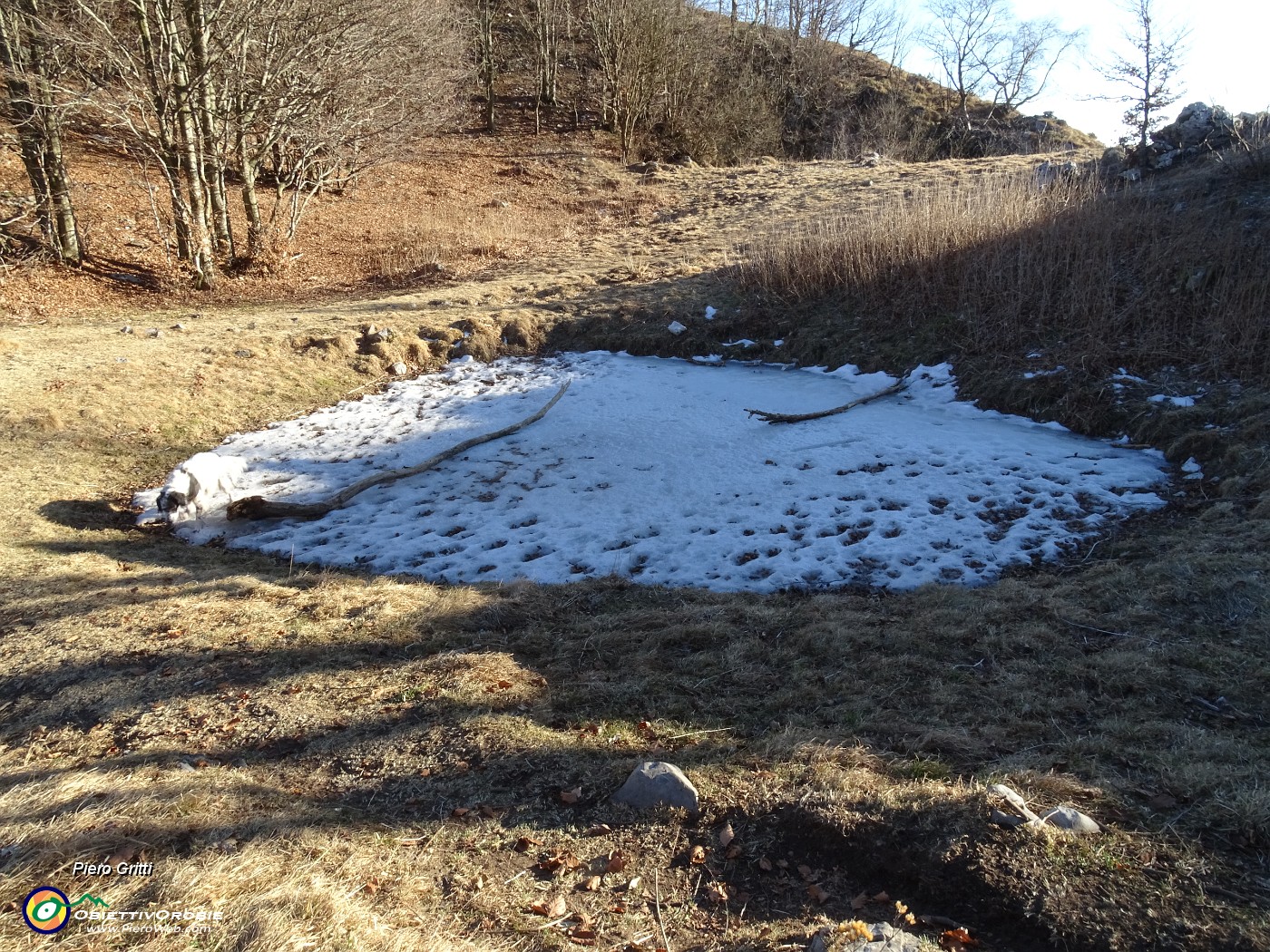 30 Ripassiamo dalla Bocca del Grassello con pozza ghiacciata.JPG